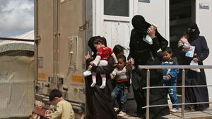 عائلات سورية تتلقى مساعدات طبية في إدلب- جيتي