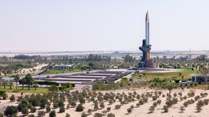 تمثال بندقية أيه كيه-47 في القاهرة الذي قدمته بيونغ يانغ للقاهرة لإحياء ذكرى حرب 1973 