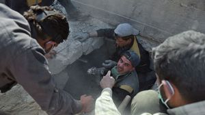 انتشال جثث من تحت أنقاض المنازل نتيجة قصف النظام- جيتي