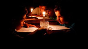 تعاني غزة المحاصرة منذ 12 عاما انقطاعا شبه دائم للكهرباء ينعكس سلبا على مناحي الحياة- جيتي