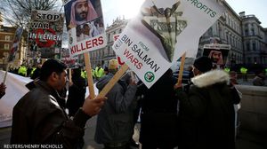 ركزت غالبية الشعارات على مطالبة السعودية بوقف حرب اليمن- رويترز