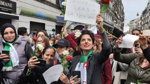 مواكب طافت العاصمة الجزائرية للاحتفال بقرار تراجع بوتفليقة- تويتر
