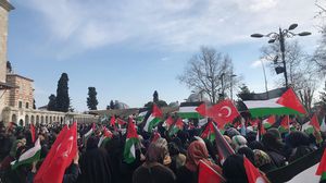 خرج المشاركون بعد صلاة الجمعة واحتشدوا أمام مسجد الفاتح وسط مدينة اسطنبول- عربي21