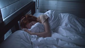 يعتقد الباحثون أن السبب في ذلك هو أن النوم تم تعطيله وهذا بدوره يؤثر على توازن الهرمونات- جيتي