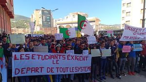عرفت العديد من الولايات الجزائرية، اليوم، وقفات ومسيرات شارك فيها أساتذة وطلبة وتلاميذ- فيسبوك