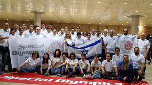 اللاعبون الإسرائيليون لدى وصولهم مطار أبو ظبي- الخارجية الإسرائيلية عبر تويتر