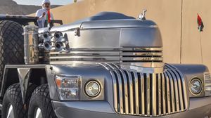 كان الشيخ حمد بن حمدان آل نهيان نشر فيديو يظهر سيارته الأحدث، التي عمل على تصميمها وصنعها بنفسه- يوتيوب