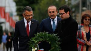 وضع كل من  أوكتاي وتشاووش أوغلو إكليلا من الزهور أمام المسجد- إعلام تركي