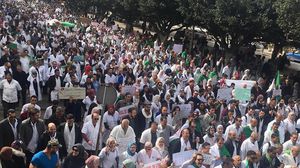 رفع الأطباء شعارات مطالبة بتغيير جذري بالجزائر - تويتر