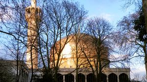 اعتدى مجهول على خمسة مساجد وحطم زجاجها في بريطانيا -   CC BY-NC-ND 2.0 Roger Marks 