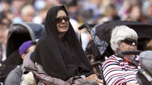 تجمع الآلاف في مساجد بولنجتون وأوكلاند ومدن أخرى للصلاة وارتدى كثير من غير المسلمات الحجاب- جيتي