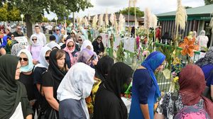 العديد من النيوزيلنديون وضعوا أكاليل الزهور على جدران مسجد النور- ستف النيوزيلندية