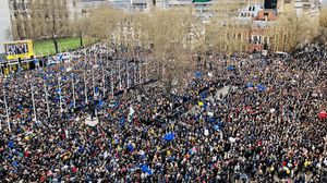 شارك مئات الآلاف من البريطانيين في مسيرات احتجاجية على خروج بريطانيا من الاتحاد الأوروبي- تويتر