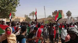 السودان تشهد احتجاجات وصلت إلى مقر الجيش لتسليمه مذكرة بمطالب تنحي البشير- تويتر