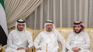 نشر تركي آل الشيخ صورة له برفقة السويدي وأبنائه زاعما أن دولة قطر هي التي اختلقت تفسيرا مخالفا للفيديو- تويتر
