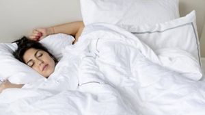 يؤدي النوم على جانبي الجسم أو الاستراحة على البطن لظهور طيات في جلدكِ