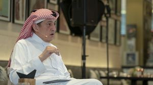 أوضح ناشطون أن دور الدخيل في أبو ظبي هو تمثيل السعودية بندية وليست بتبعية للإمارات- جلسة شباب دبي
