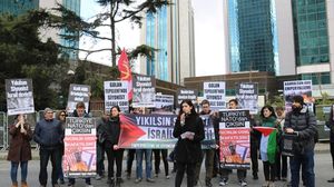 رفع المحتجون لافتات تحمل شعارات تطالب بإنهاء احتلال إسرائيل للجولان- الأناضول
