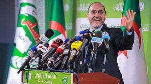 كانت الرئاسة الجزائرية وجهت الخميس دعوات لأحزاب وشخصيات ومنظمات، من أجل المشاركة في جلسة حوار جماعية - صفحة الحركة في فيسبوك