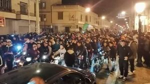 أظهرت فيديوهات نشرت على منصات التواصل الاجتماعي صورا لمظاهرات شارك فيها المئات في عدة مدن جزائرية رافضة لترشح بوتفليقة لولاية خامسة- تويتر