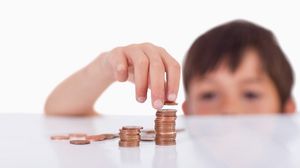 تعليم الطفل كيفية توفير المال يمكن أن يشجع أيضا على الشعور بالمسؤولية