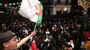 العديد من المراقبين يصنفون التحركات التي تجتاح الجزائر على أنها بداية "نهاية عهد بوتفليقة"- الأناضول 