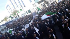 قوات الأمن الحاضرة بالمكان لم تعترض مسيرة المحامين الاحتجاجية نحو مقر المجلس الدستوري- تويتر