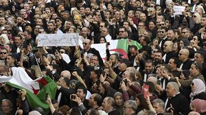  شبكات التواصل الاجتماعي في الحالة الجزائرية أفرزت أصواتا قوية الحجة والبيان، توجه الجماهير الغاضبة بذكاء- جيتي 