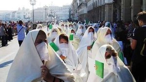 شاركت عشرات الآلاف من النساء في احتجاجات "جمعة الحسم" بمختلف الولايات الجزائرية- تويتر