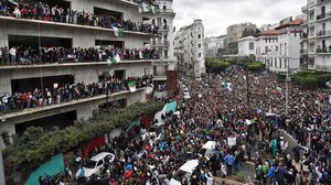 تجمع حاشد في العاصمة الجزائر ضد ترشح بوتفليقة قبل إعلانه الأخير- جيتي