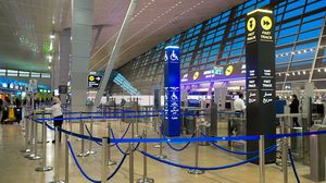 عبر موظف إسرائيلي في مطار بن غوريون عن تفاجئه بأول جواز سفر عماني في المطار- تويتر