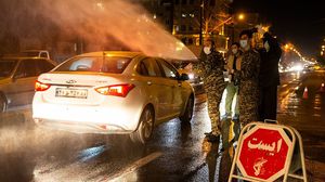 فرق من الحرس الثوري الإيراني تشارك في تعقيم السيارات بطهران- فارس