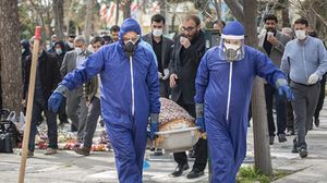 حتى فجر الأربعاء أعلنت السلطات الإيرانية وفاة 988 مصابا بفيروس كورونا- جيتي