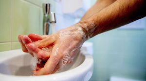 غسل اليدين يقلل احتمالات الإصابة بعدوى فيروس كورونا المستجد- جيتي
