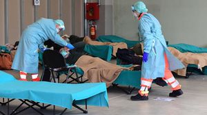 فريق طبي إيطالي داخل مستشفى ميداني لعلاج مرضى كورونا- جيتي