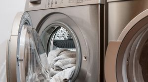 ينصح بغسل الملابس التي قد تتلف بسبب درجة الحرارة العالية بطريقة التنظيف الجاف الشامل- CCO