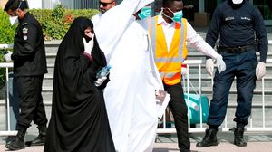 مواطنون قطريون عائدون من الخارج خلال توجيههم للحجر الصحي- جيتي
