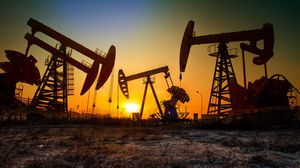 تأثرت إمدادات النفط بتراجع إنتاج أوبك والاضطرابات في ليبيا والعقوبات ضد روسيا - تويتر