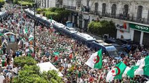 كورونا يوقف مسيرات الحراك الشعبي المطالب بالانتقال الديمقراطي في الجزائر (الأناضول)
