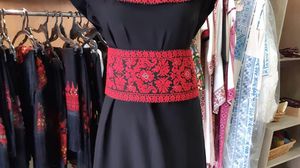 يعدّ "التطريز" الذي يملأ الثوب الفلسطيني؛ وهو الاسم الذي يطلق على نوع الخياطة عليه؛ تحديا كبيرا في صناعته- عربي21