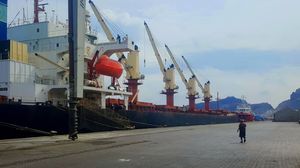 أدت هذه الإجراءات إلى تأخير تفريغ البضائع من السفن التجارية الراسية في الميناء- عربي21
