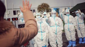 فريق طبي صيني يودع إحدى حالات الشفاء من فيروس كورونا- جيتي