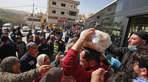 تدافع وفوضى خلال توزيع الحكومة للخبز على الأردنيين أمس بعد أيام من حظر التجول- جيتي