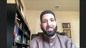 الإمام عمر سليمان وهو خطيب من ولاية تكساس قام ببث خطبة على الإنترنت يوم الجمعة من منزله في دالاس- ميديل ايست آي