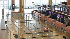 مطار شانغي في سنغافورة خال من المسافرين حيث بدأ الأثر السلبي لتفشي وباء كورونا في دول آسيا يتضح- جيتي