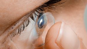 طبيب عيون: مستخدمو العدسات اللاصقة يلمسون أعينهم ووجوههم أكثر بكثير من الأشخاص الذين يرتدون النظارات الطبية- جيتي