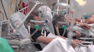 مرضى مصابون بفيروس كورونا خلال وضعهم على أجهزة التنفس الاصطناعي- قناة سكاي نيوز الإنجليزية