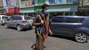 مسلح في اليمن يرتدي كمامة- جيتي