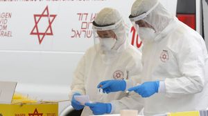 عناصر من نجمة داوود الحمراء الإسرائيلية لفحص مصابي كورونا- جيتي