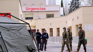 عناصر من الجيش والأمن الإسباني داخل أحد مستشفيات علاج مصابي كورونا- جيتي